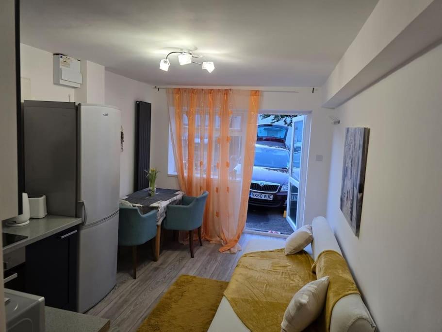 Cozy Flat 1 Bedroom Hucclecote Ngoại thất bức ảnh